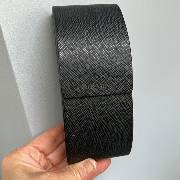 Prada sunglasses: wide shape in black. Flattering on most faces. - Picture 7 of 7